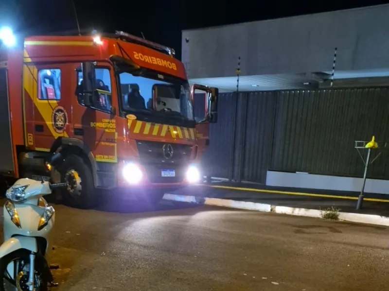 Bombeiros combatem incêndio em residência em Guaíra