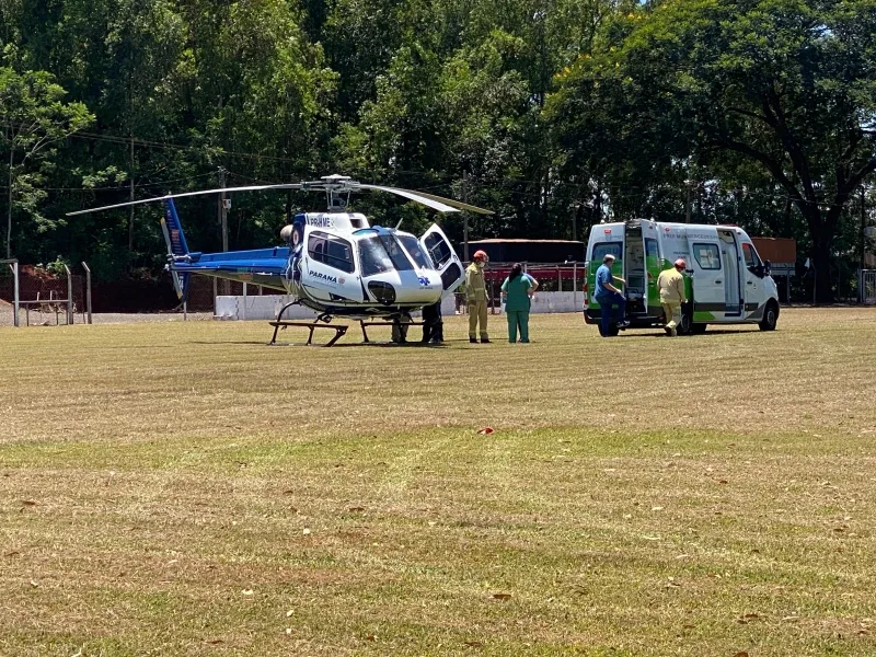 Mulher é transferida de helicóptero após ser puxada por cardan de trator, em Mercedes