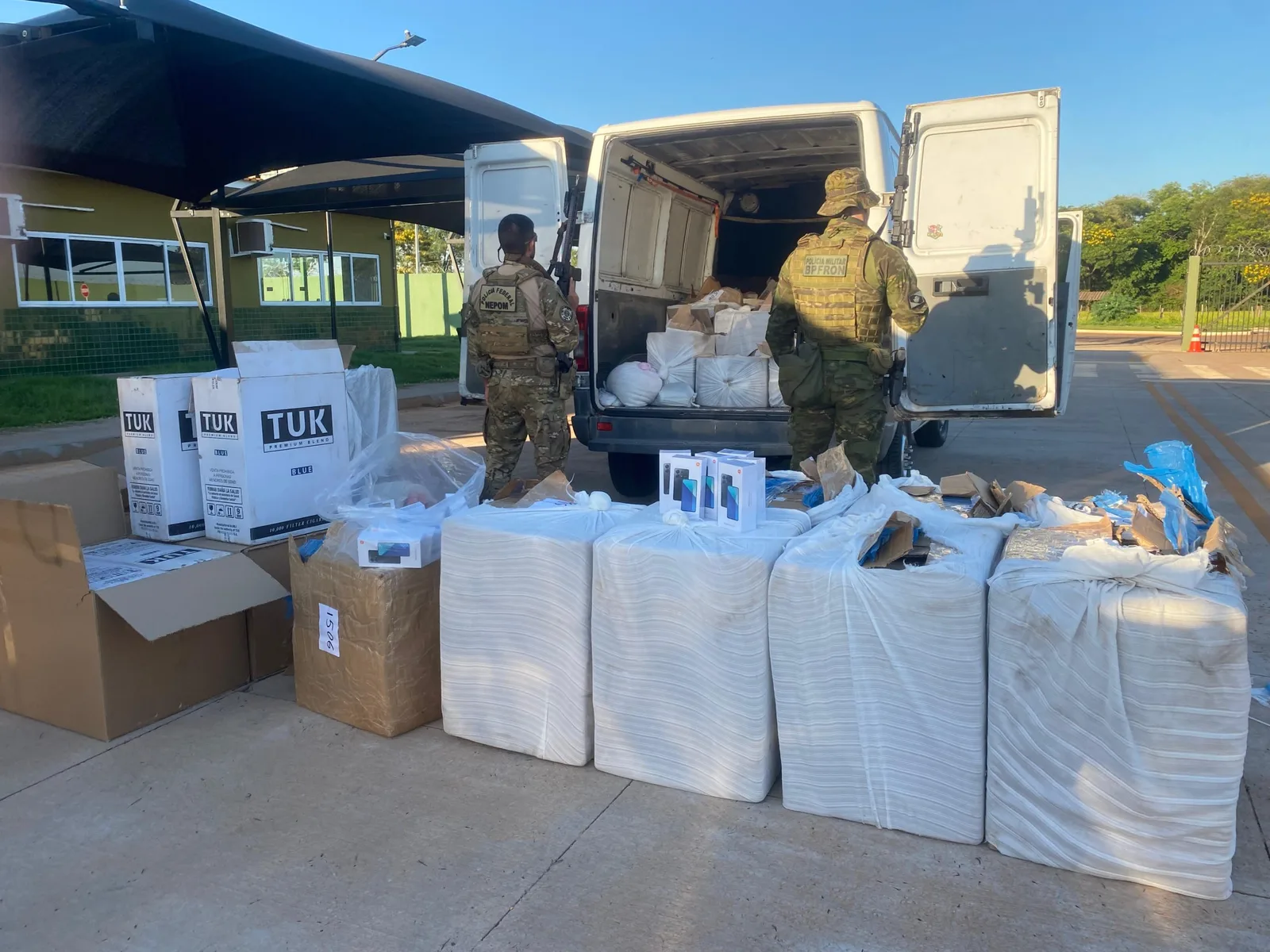 BPFron e PF apreendem van carregada com cigarros e celulares em Guaíra
