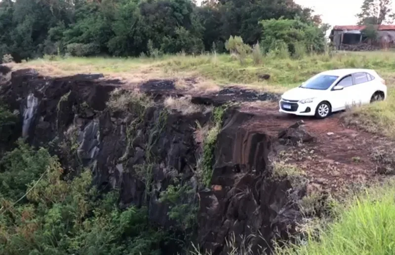 Carro carregado de maconha quase cai de penhasco em fuga da PRE no oeste