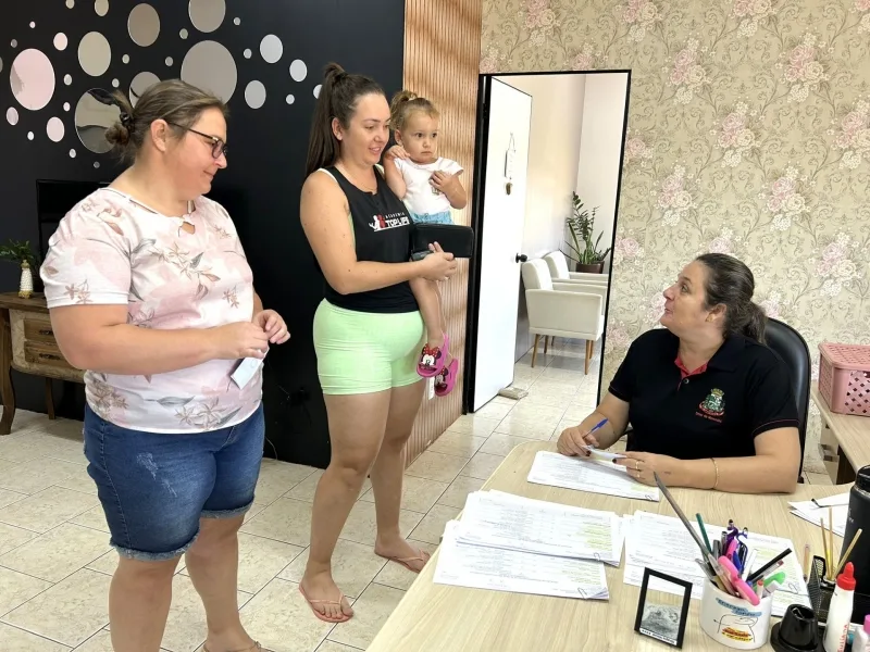 Pais iniciam a retirada dos vales de R$ 200,00 para a compra de material escolar em Mercedes