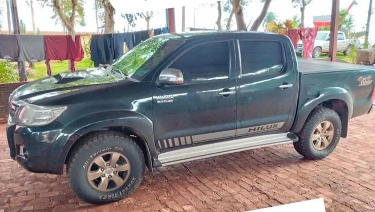Família é rendida e marginas roubam Hilux e moto em Marechal Rondon