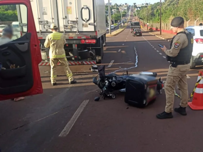 Jovem morre ao bater moto na traseira de carreta em Toledo