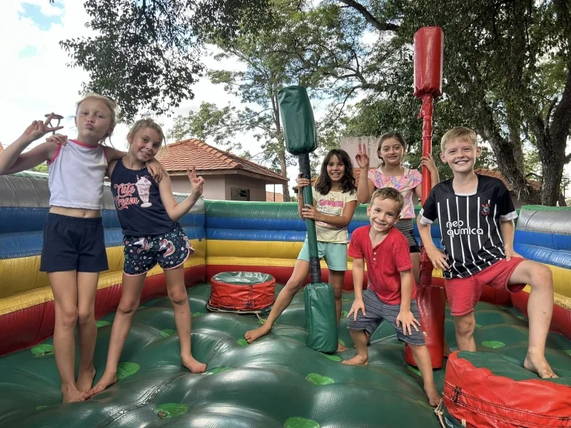Centenas de crianças e adolescentes se divertem no projeto 'Colônia de Férias' em Mercedes