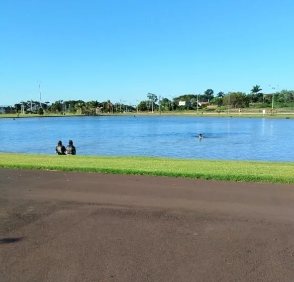 Proibido: Jovens são flagrados se banhando no Lago Municipal de Mercedes e Prefeitura emite nota