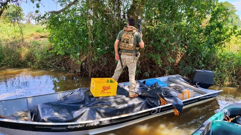 Barco com eletrônicos e cigarros é apreendido no Rio Paraná, em Guaíra