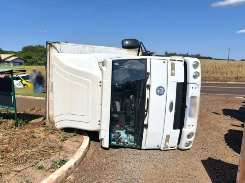 Caminhão tomba após batida em Pato Bragado e duas pessoas ficam feridas
