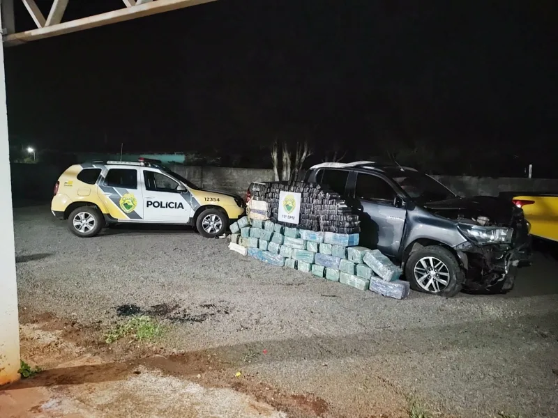 Após intensa perseguição por ruas de Mercedes e acidente, PM apreende Hilux lotada de drogas