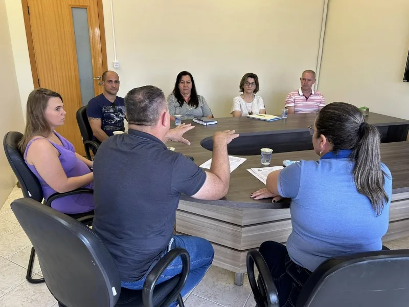 Comitiva de Marechal visita Mercedes para conhecer iniciativa de distribuição de vales para material escolar