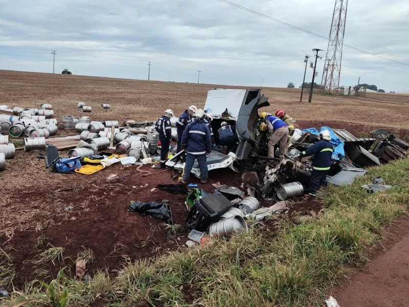 Carreta carregada com barris chopp tomba e deixa duas pessoas presas às ferragens, entre Assis e Toledo