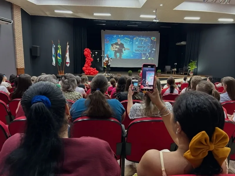 Palestra sobre autismo com Marcos Petry encanta e educa na abertura da semana pedagógica em Mercedes