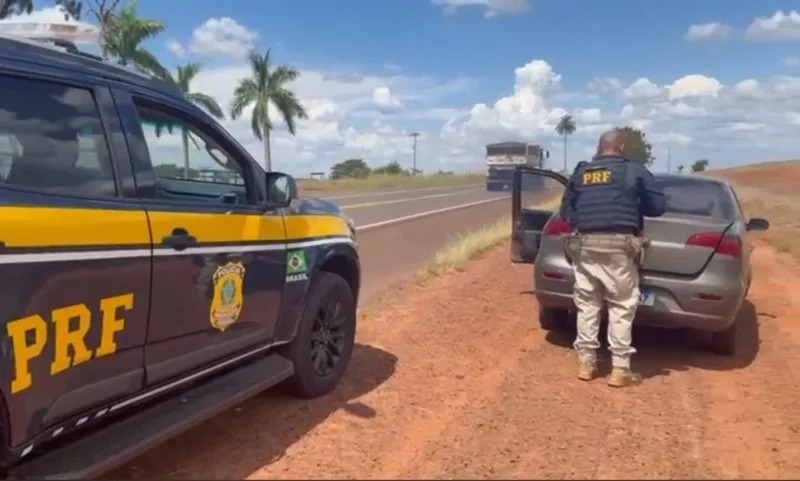 Após 29 km de fuga em Guaíra, motorista é preso pela PRF com 712 kg de drogas