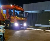 Bombeiros combatem incêndio em residência em Guaíra