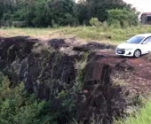 Carro carregado de maconha quase cai de penhasco em fuga da PRE no oeste