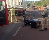 Jovem morre ao bater moto na traseira de carreta em Toledo