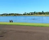Proibido: Jovens são flagrados se banhando no Lago Municipal de Mercedes e Prefeitura emite nota