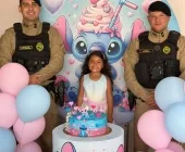 Polícia Militar de Terra Roxa participa de aniversário de criança e faz a alegria da aniversariante