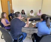 Comitiva de Marechal visita Mercedes para conhecer iniciativa de distribuição de vales para material escolar