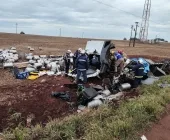 Carreta carregada com barris chopp tomba e deixa duas pessoas presas às ferragens, entre Assis e Toledo