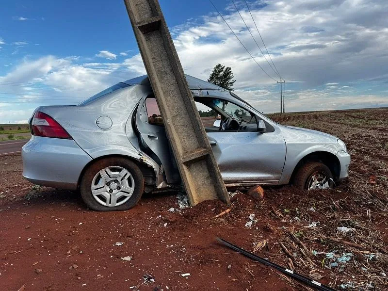 Veículo fica destruído após bater em poste entre Nova Santa Rosa e Novo Sarandi