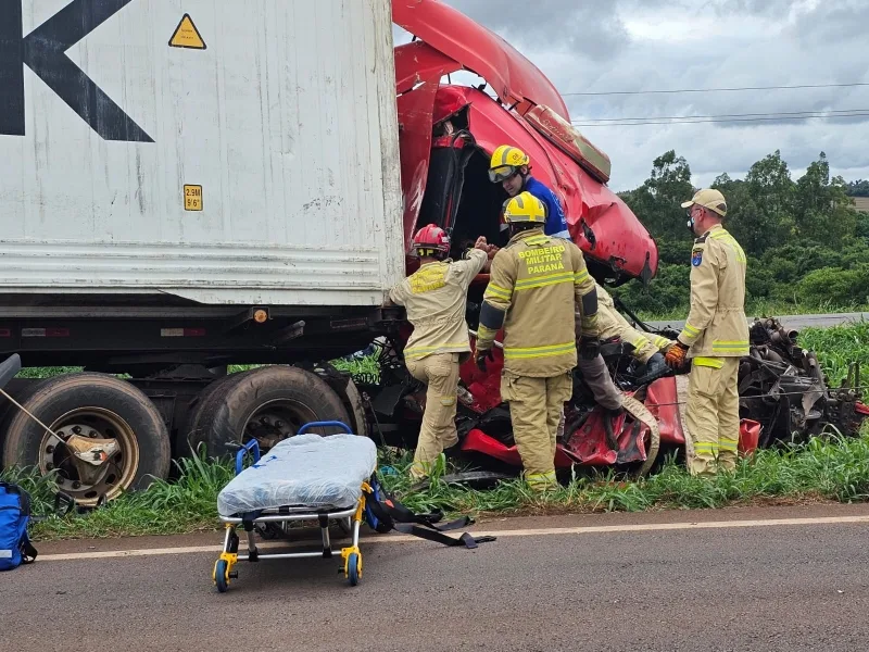 Mulher morre e homem fica preso às ferragens em violenta batida na BR-163 em Toledo