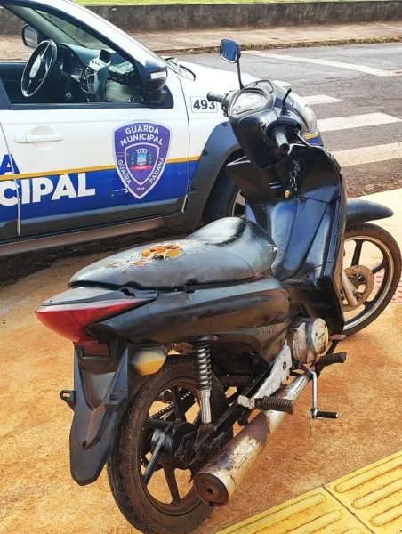 Guarda Municipal apreende moto paraguaia rodando sem placas, em Guaíra