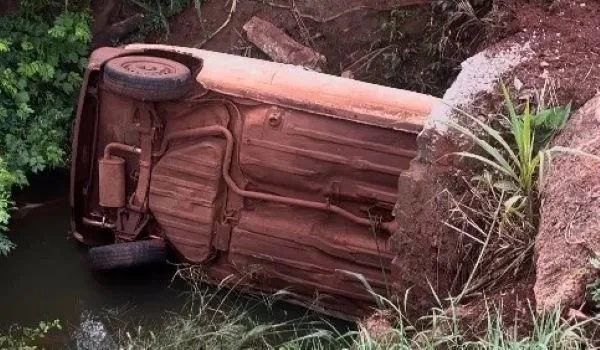 Carro cai em riacho no interior de Palotina e homem fica ferido