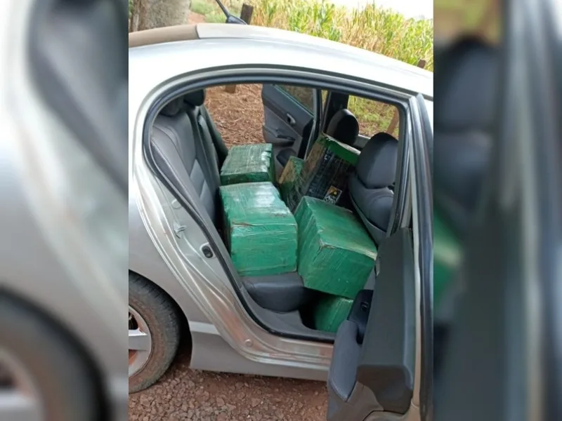 Carro com 400 kg de drogas é apreendido após fuga em estrada rural de Guaíra