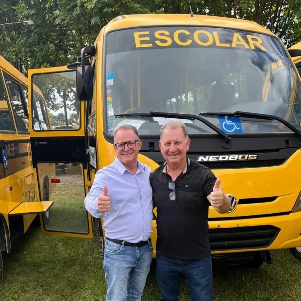 Mercedes recebe novo ônibus escolar para melhorar o transporte de alunos
