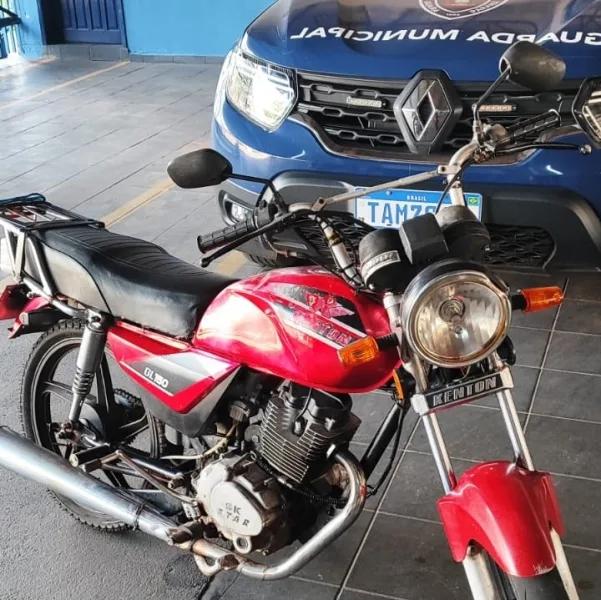 Guarda Municipal apreende moto paraguaia por emissão excessiva de fumaça em Guaíra