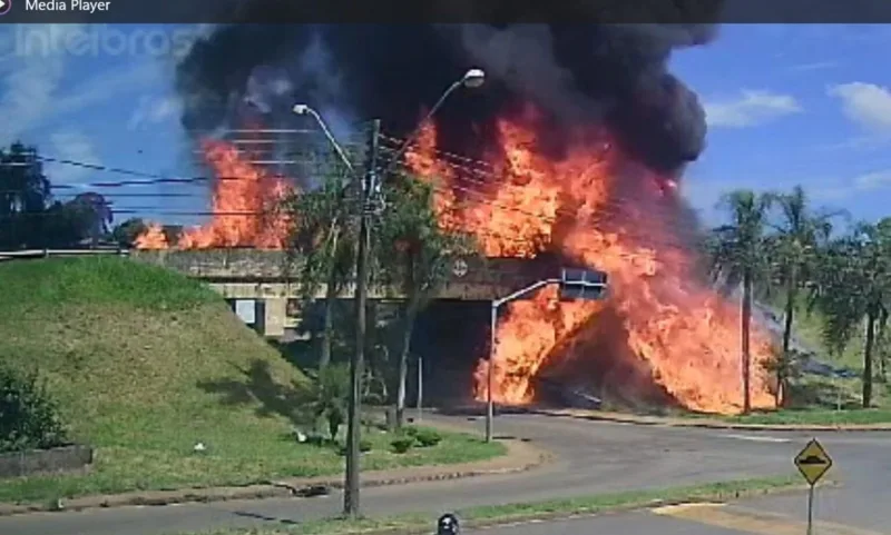 Caminhões explodem após batida e motorista pula de viaduto no PR; Assista