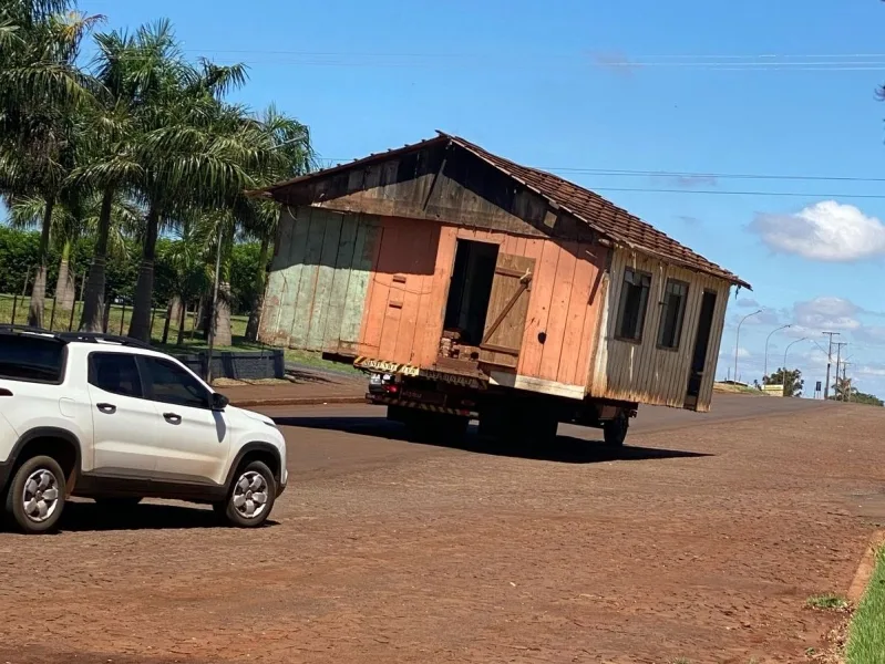 Casa é transportada em caminhão e chama atenção em Mercedes