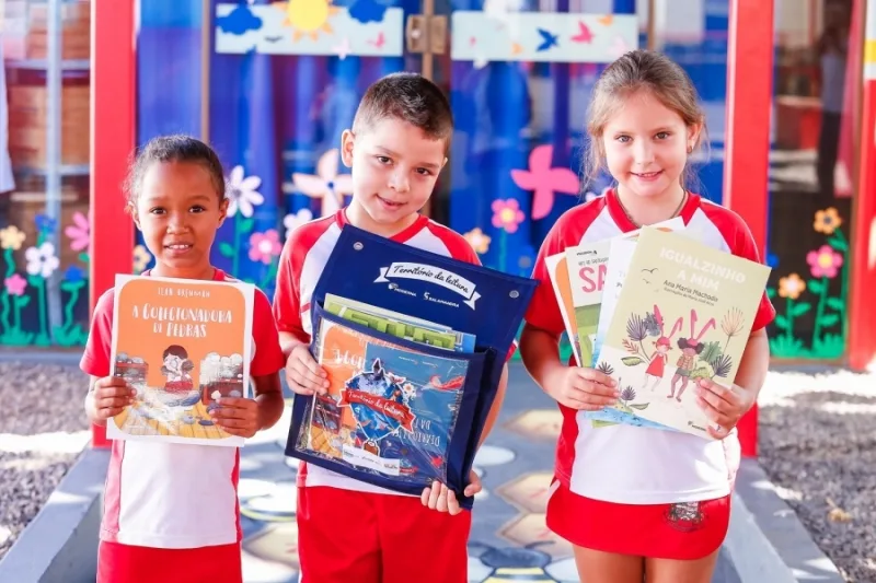 Alunos de Mercedes recebem kits pedagógicos do Programa Mais Ideb