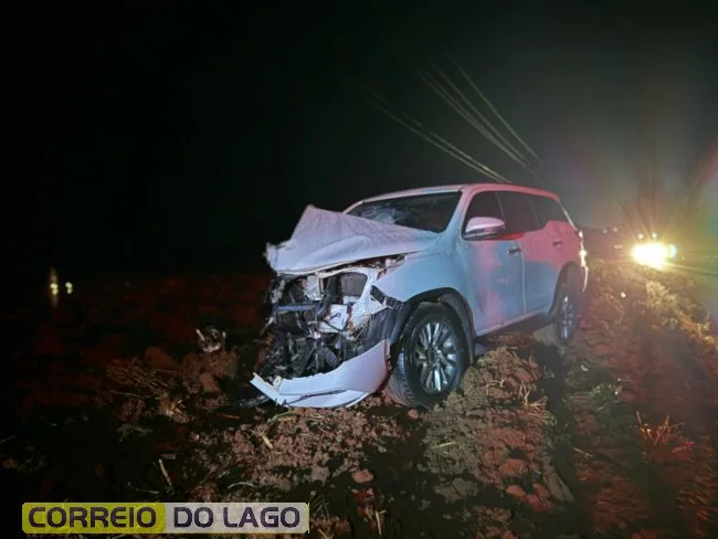 Veículo aquaplana e colide com caminhão entre Santa Helena e Entre Rios do Oeste