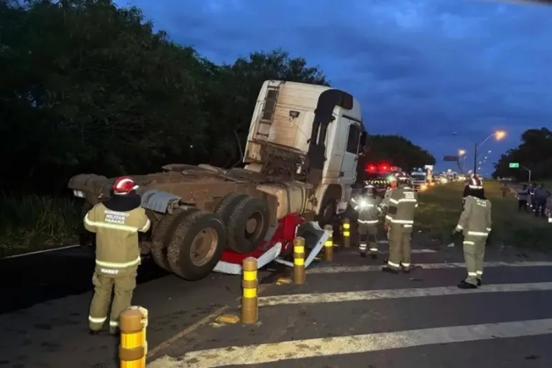 Caminhão se solta de guincho, 'atropela' cabine e mata motorista na PR-323