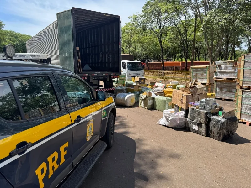 PRF apreende carreta carregada com produtos contrabandeados em Mercedes