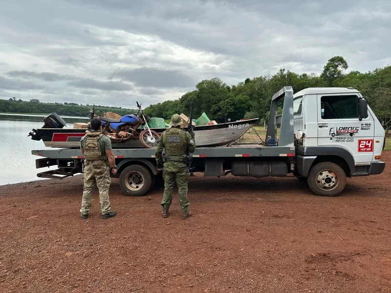 Homens são presos com barco carregado de cigarros em Dr Oliveira Castro