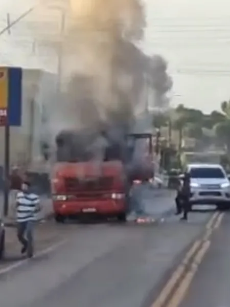 Carreta pega fogo em Guaíra e mobiliza bombeiros