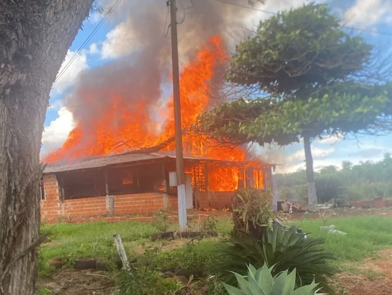 Casa é destruída por incêndio em distrito de Marechal e casal mercedense perde tudo