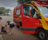 Criança fica de joelhos rezando após irmão de 04 anos ser atropelado em Cascavel