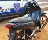 Guarda Municipal apreende moto paraguaia rodando sem placas, em Guaíra