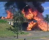 Caminhões explodem após batida e motorista pula de viaduto no PR; Assista