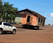 Casa é transportada em caminhão e chama atenção em Mercedes