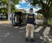 Carro tomba após colisão com ônibus escolar em Quatro Pontes