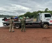 Homens são presos com barco carregado de cigarros em Dr Oliveira Castro