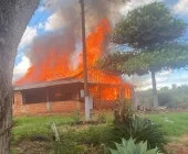 Casa é destruída por incêndio em distrito de Marechal e casal mercedense perde tudo