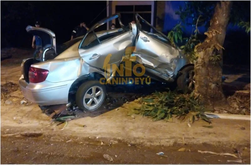 Carro fica destruído ao colidir com árvore em Salto del Guairá