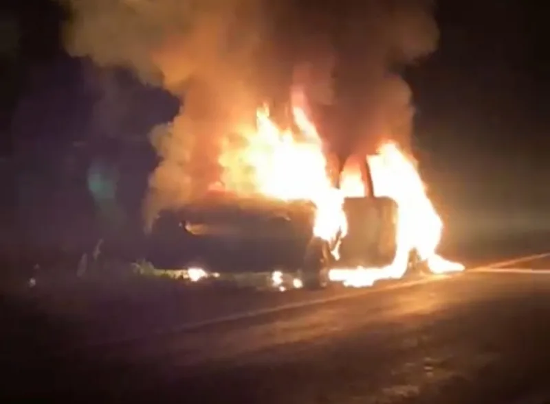 Carro é consumido por incêndio no trecho de Entre Rios a Santa Helena