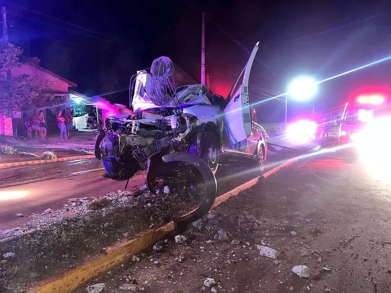 Poste cai sobre carro após forte batida em Toledo e homem fica preso às ferragens