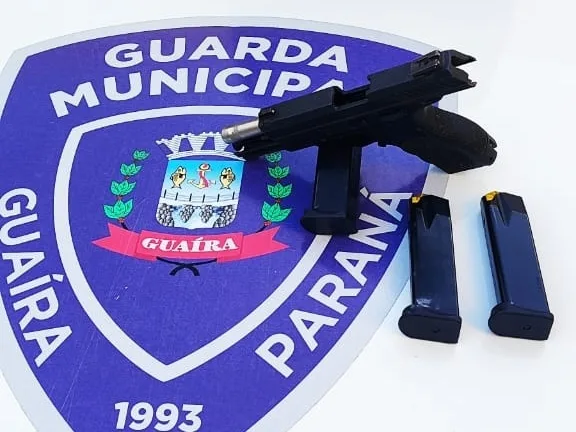 Guarda Municipal apreende pistola escondida embaixo de geladeira de comércio em Guaíra